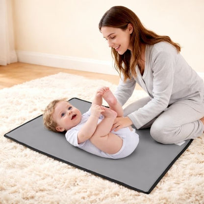 comment-changer-bebe-sur-un-tapis-a-langer-nomade-impermeable