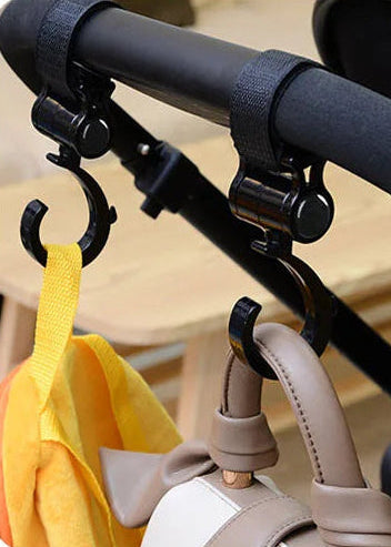 Crochets utilises aussi bien sur la barre de poussette que sur l'appui-tete de siege auto, pour organiser ses affaires partout en deplacement.