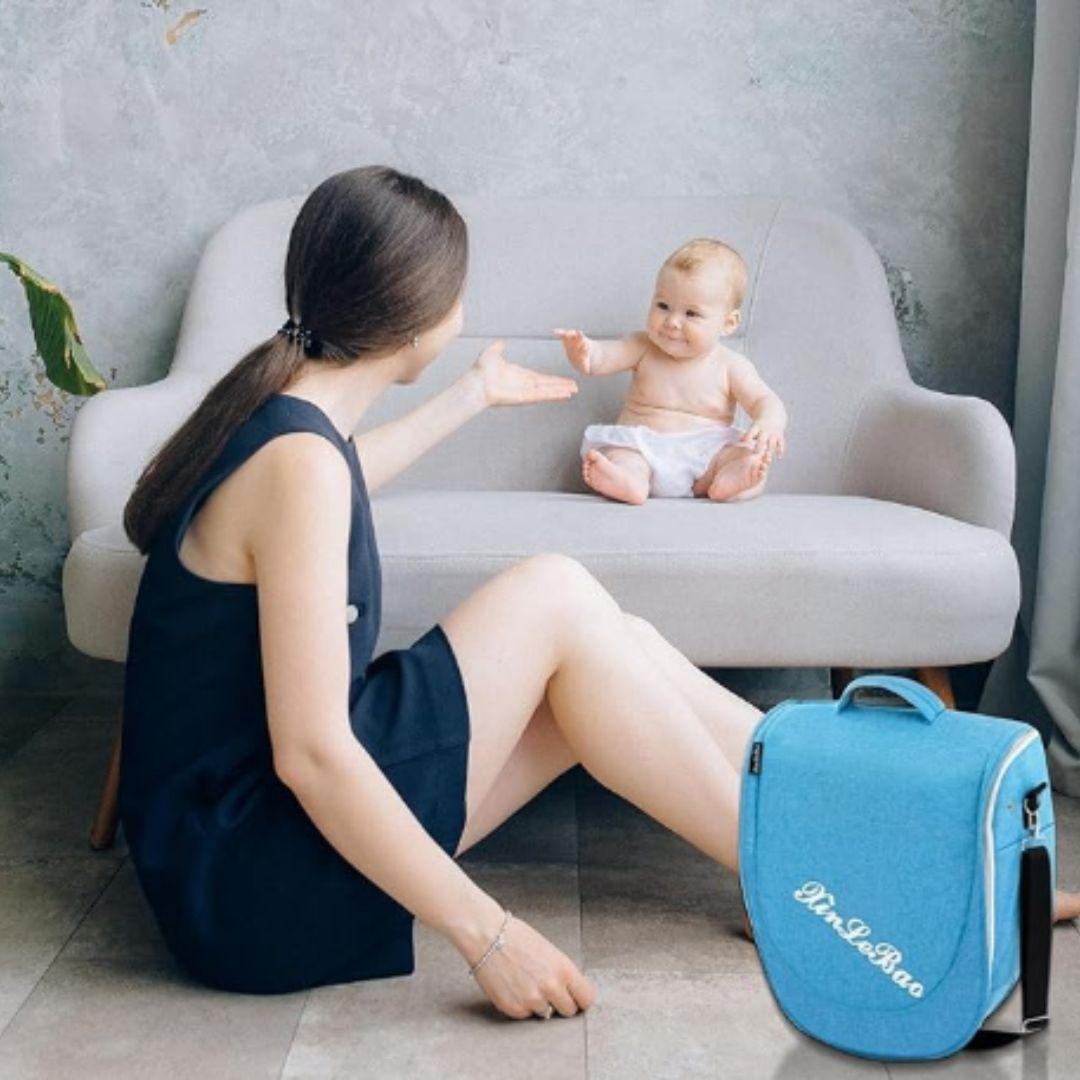 lit-de-voyage-bebe-plie-dans-un-salon