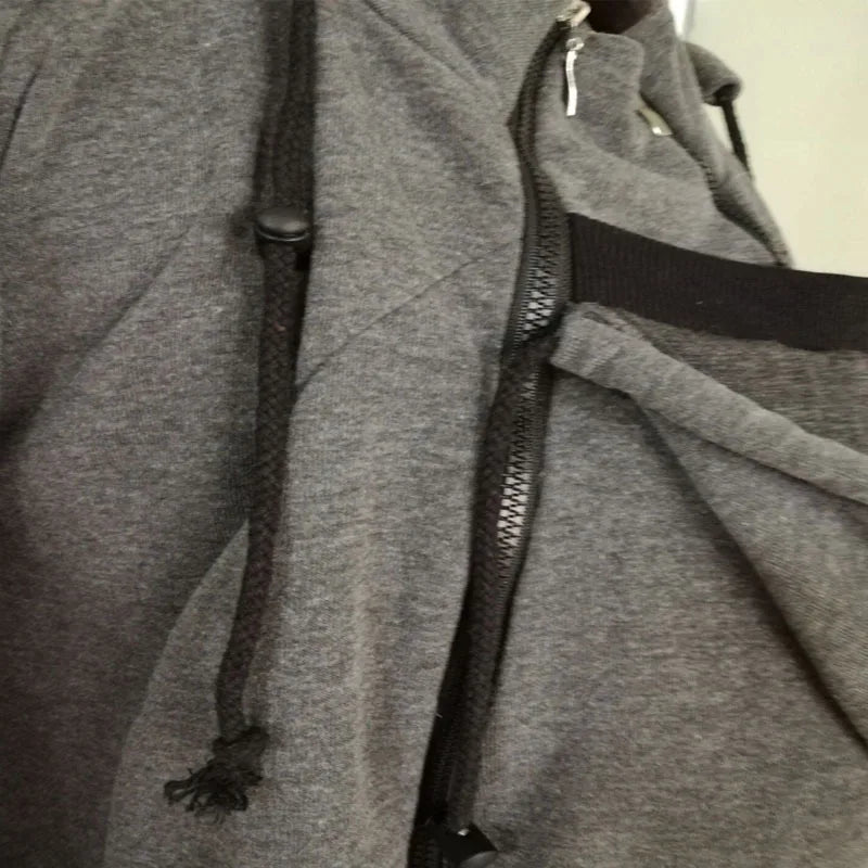 Detail des cordons de serrage et du zip lateral permettant d ajuster le manteau au tour de taille croissant.