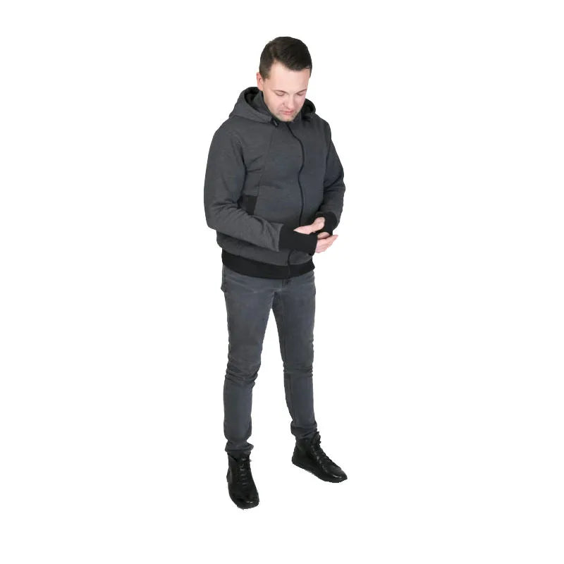 Papa ajustant les manchettes longues du manteau qui protegent les poignets du froid pendant les balades.