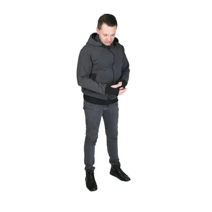 Papa ajustant les manchettes longues du manteau qui protegent les poignets du froid pendant les balades.
