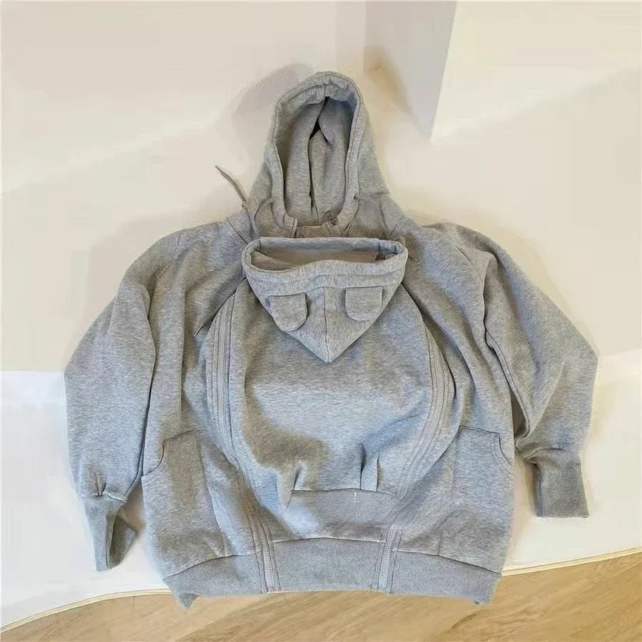 Vue depliee du manteau grossesse et portage montrant la poche frontale amovible qui accueille bebe contre soi.
