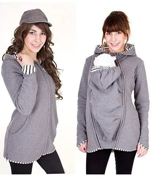 Detail des finitions rayees et de la doublure chaude du manteau gris, offrant un cocon douillet pour porter bebe en toute saison.