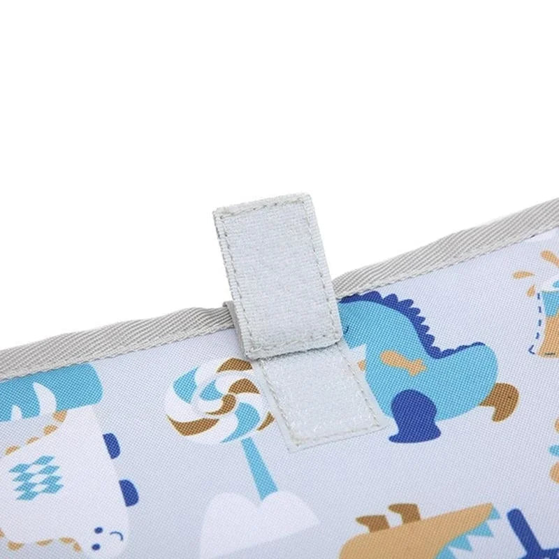 Vue rapprochee de l'attache velcro grise du modele bleu, assurant une fermeture rapide d'une seule main lors du change.
