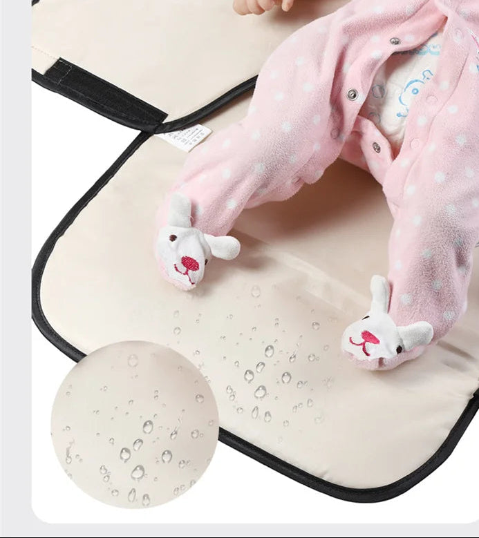 Gros plan sur la doublure impermeable qui laisse perler les gouttes d'eau et protege contre les fuites pendant le change.