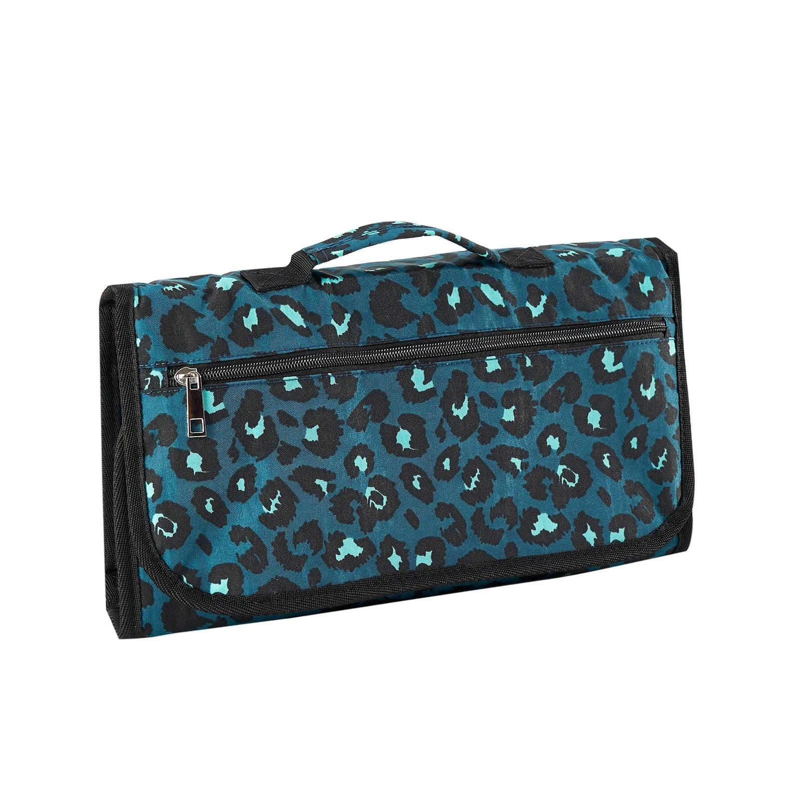 Matelas a langer portable referme en trousse a poignee, disponible en imprime leopard bleu pour un style affirme.