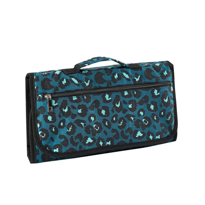 Matelas a langer portable referme en trousse a poignee, disponible en imprime leopard bleu pour un style affirme.