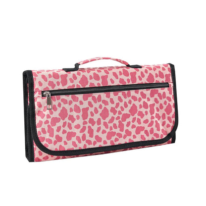 Version rose du matelas a langer nomade, format pochette a fermeture eclair pratique a transporter partout.