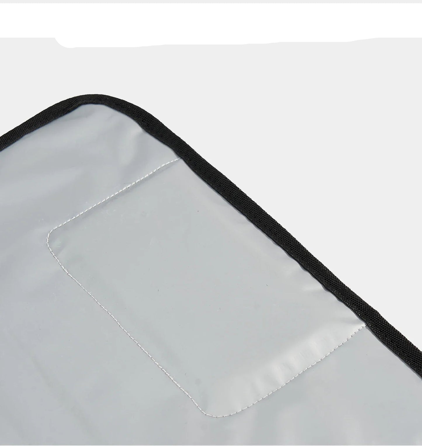 Un coussinet rembourre integre soutient la tete de bebe pour un change plus doux sur toute surface.