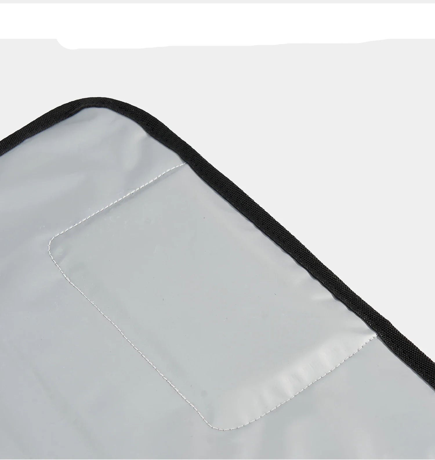 Un coussinet rembourre integre soutient la tete de bebe pour un change plus doux sur toute surface.