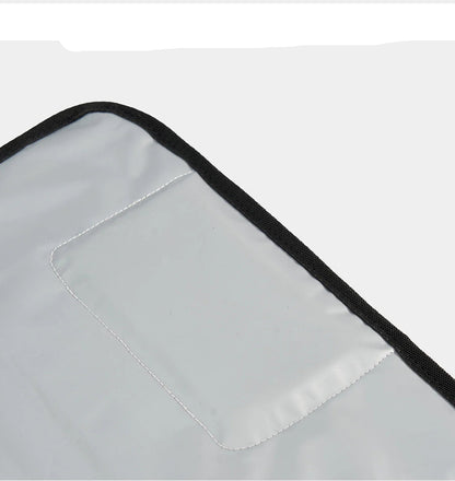 Un coussinet rembourre integre soutient la tete de bebe pour un change plus doux sur toute surface.