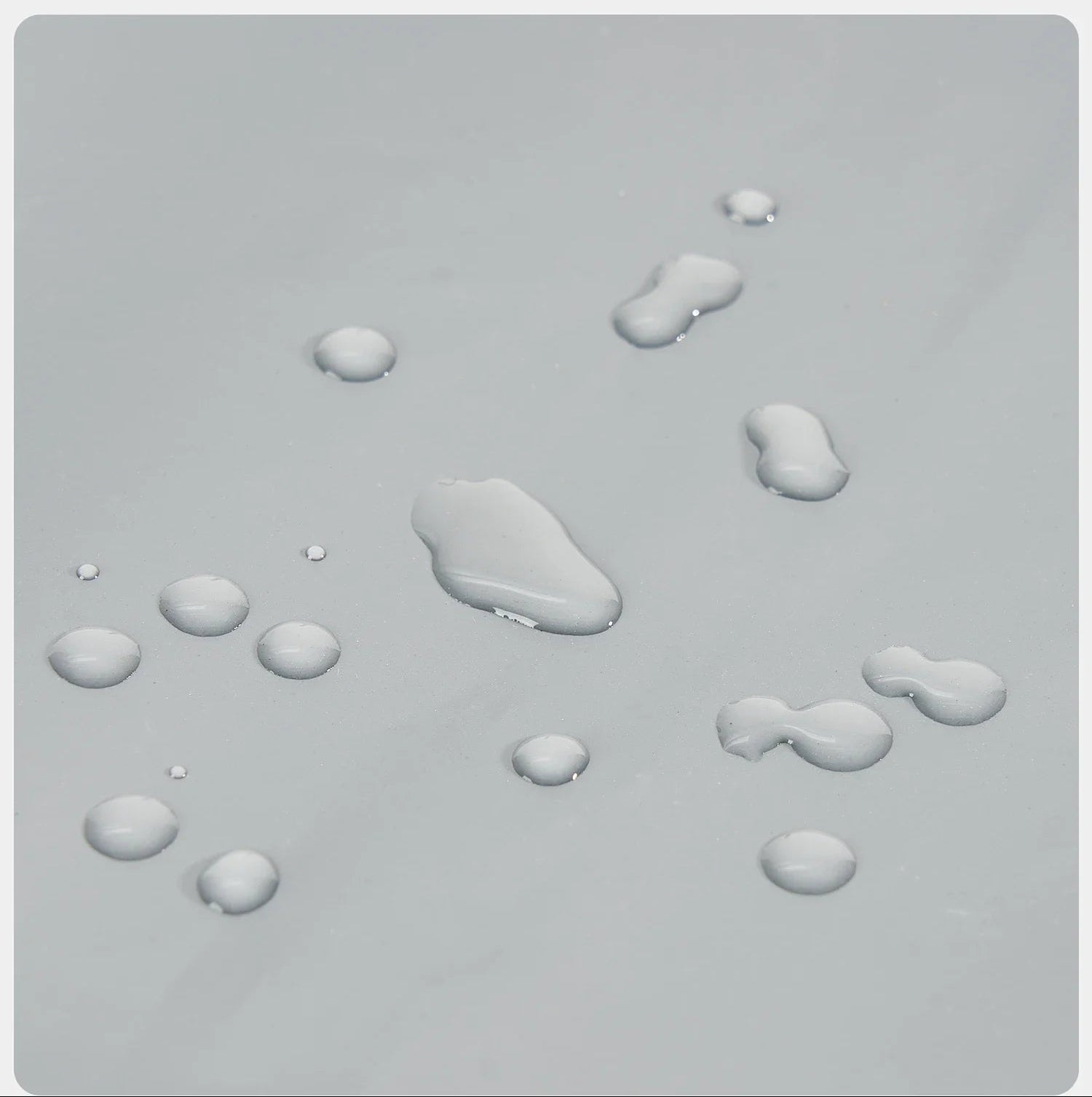 La doublure en PEVA repousse l'eau et les liquides, permettant un nettoyage d'un simple coup d'eponge.