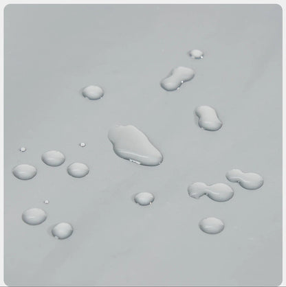 La doublure en PEVA repousse l'eau et les liquides, permettant un nettoyage d'un simple coup d'eponge.