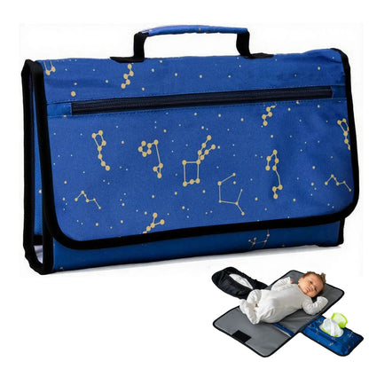 Matelas a langer nomade replie facile a transporter, motif constellations, ideal pour changer bebe partout en deplacement.