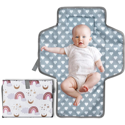 Matelas a langer nomade deplie avec bebe installe confortablement, presente a cote de sa version pliee compacte au motif arc-en-ciel.