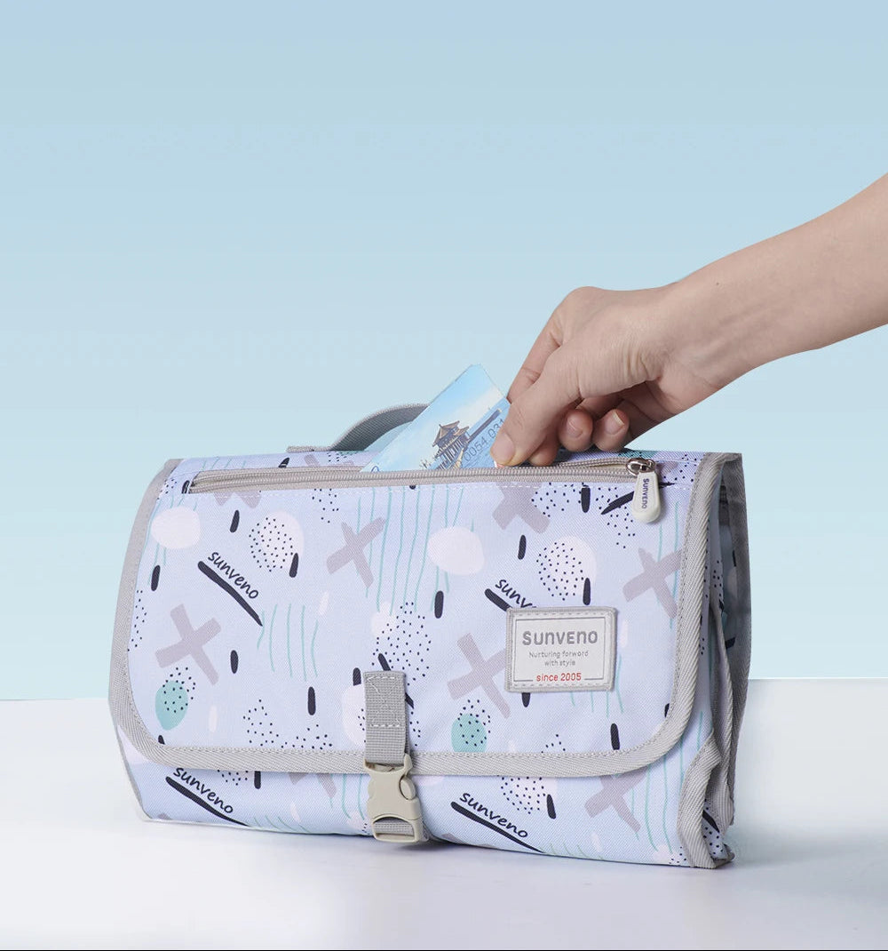 Poche zippee frontale du matelas a langer ideale pour glisser une creme, un mouchoir ou de petits accessoires essentiels.