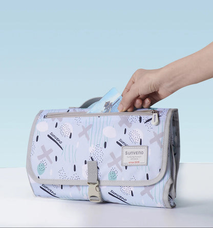 Poche zippee frontale du matelas a langer ideale pour glisser une creme, un mouchoir ou de petits accessoires essentiels.