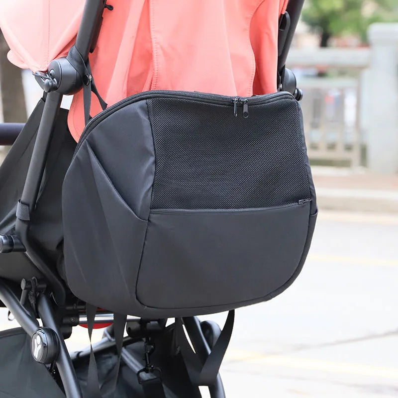 Vu en promenade, le sac fixe a la poignee reste stable grace a son dos en filet respirant et sa forme galbee.