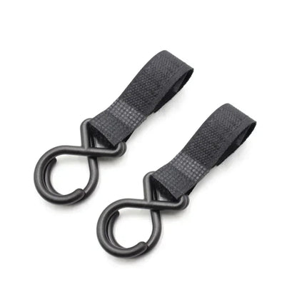 Les deux crochets fournis avec l'organisateur permettent de suspendre sacs de courses ou accessoires supplementaires au guidon de la poussette.