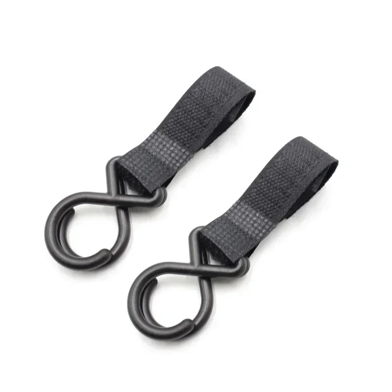 Les deux crochets pivotants fournis permettent d'accrocher des sacs supplementaires au guidon de la poussette.