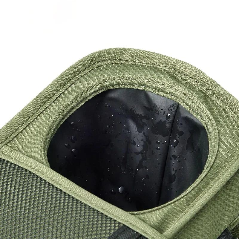 Gros plan sur la doublure interieure impermeable qui protege les affaires des eclaboussures et des fuites de boisson.