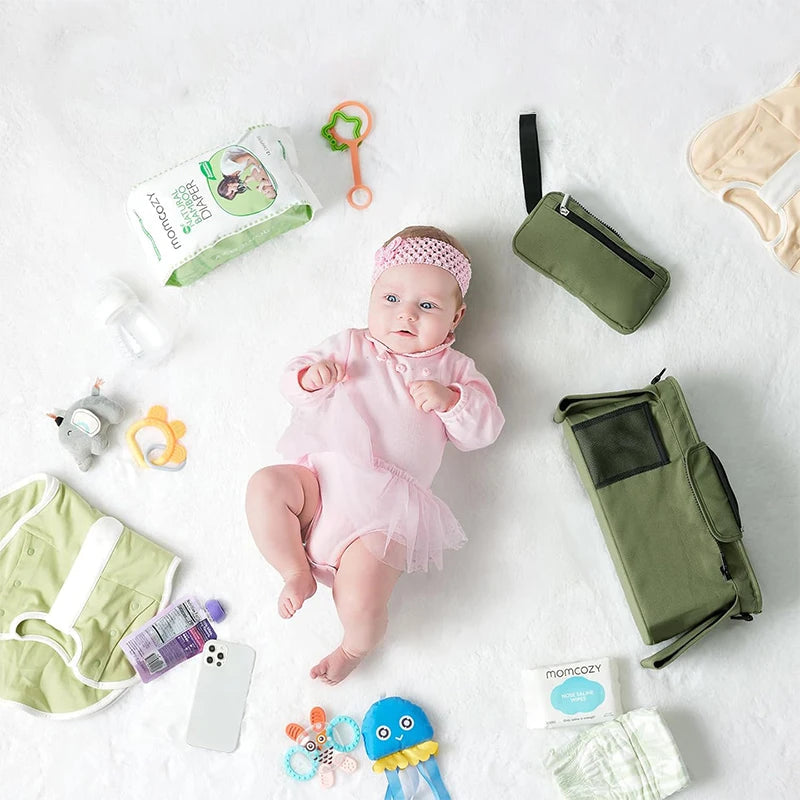 L'organisateur et sa trousse regroupent couches, biberon, lingettes et jouets a portee de main pour toute sortie avec bebe.