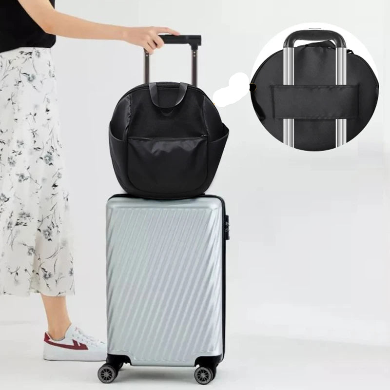 Une sangle arriere permet de fixer l'organisateur sur la poignee d'une valise cabine lors des voyages.