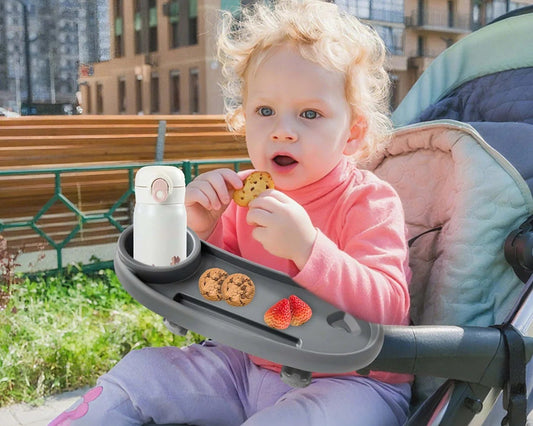 Accessoire pratique qui accueille snacks, gobelets et jouets pour laisser les parents circuler les mains libres pendant la sortie.