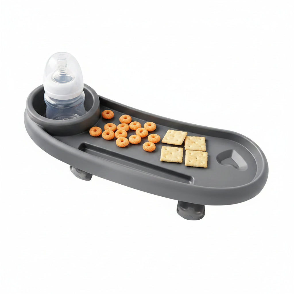 Plateau pour poussette gris avec encoche porte-gobelet et surface a rebord pour retenir les aliments de bebe.