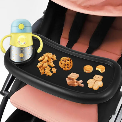 Surface lisse et large qui accueille biscuits et gourde, offrant a bebe un vrai espace collation pendant les sorties en poussette.