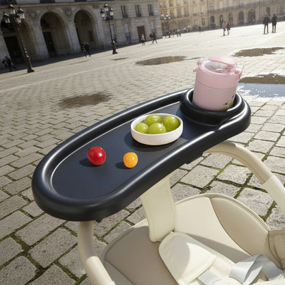 Bebe peut grignoter raisins et tomates cerises dans son bol tandis que sa gourde reste calee, transformant la poussette en petite table nomade.