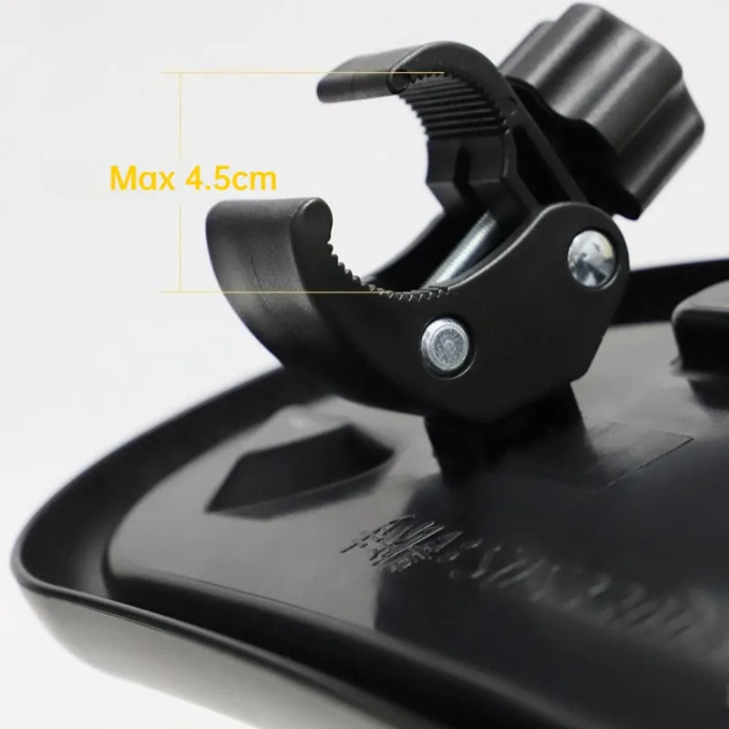 Pince robuste s'ouvrant jusqu'a 4,5 cm pour s'adapter a la plupart des accoudoirs de poussette et garantir une fixation solide.