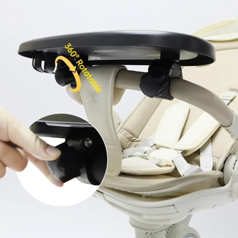Le systeme de fixation rotatif a 360 degres permet de degager le plateau facilement pour installer ou sortir bebe sans effort.