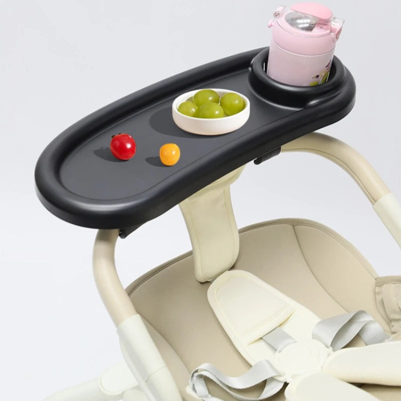 Le plateau accueille un bol de fruits et une gourde rose pendant la promenade, evitant a l'enfant d'avoir faim en exterieur.