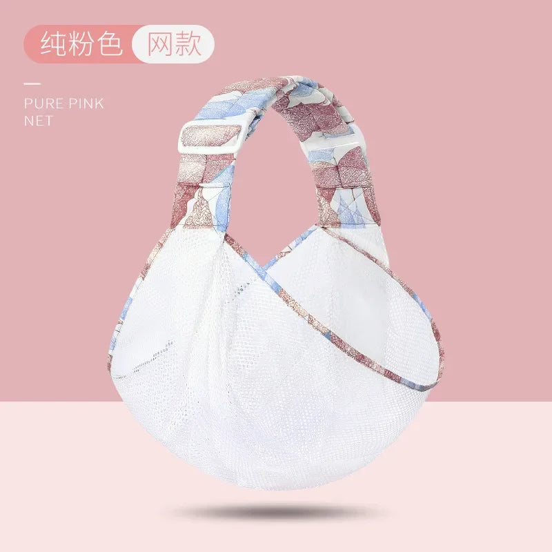 Porte bebe bandoulière rose en maille respirante, parfait pour garder bebe au frais pendant les sorties estivales
