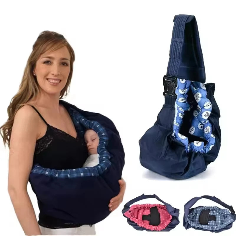 Porte-bebe hamac bleu marine presente avec bebe endormi et ses variantes de coloris rose et bleu disponibles au choix.