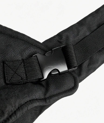Gros plan sur la boucle a clip robuste de la ceinture, garantissant une fermeture rapide et une securite optimale du portage.
