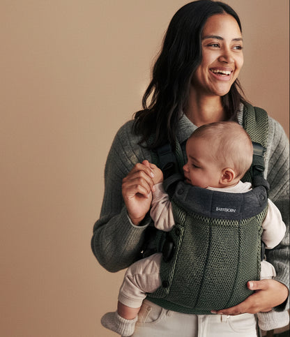 Porte bebe physio vert kaki en maille respirante, associant confort du parent et position naturelle du bebe.