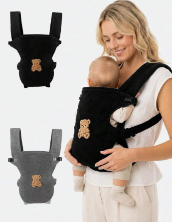 Deux coloris du porte-bebe physio, noir et gris, presentes aux cotes d'une maman portant son bebe contre elle.