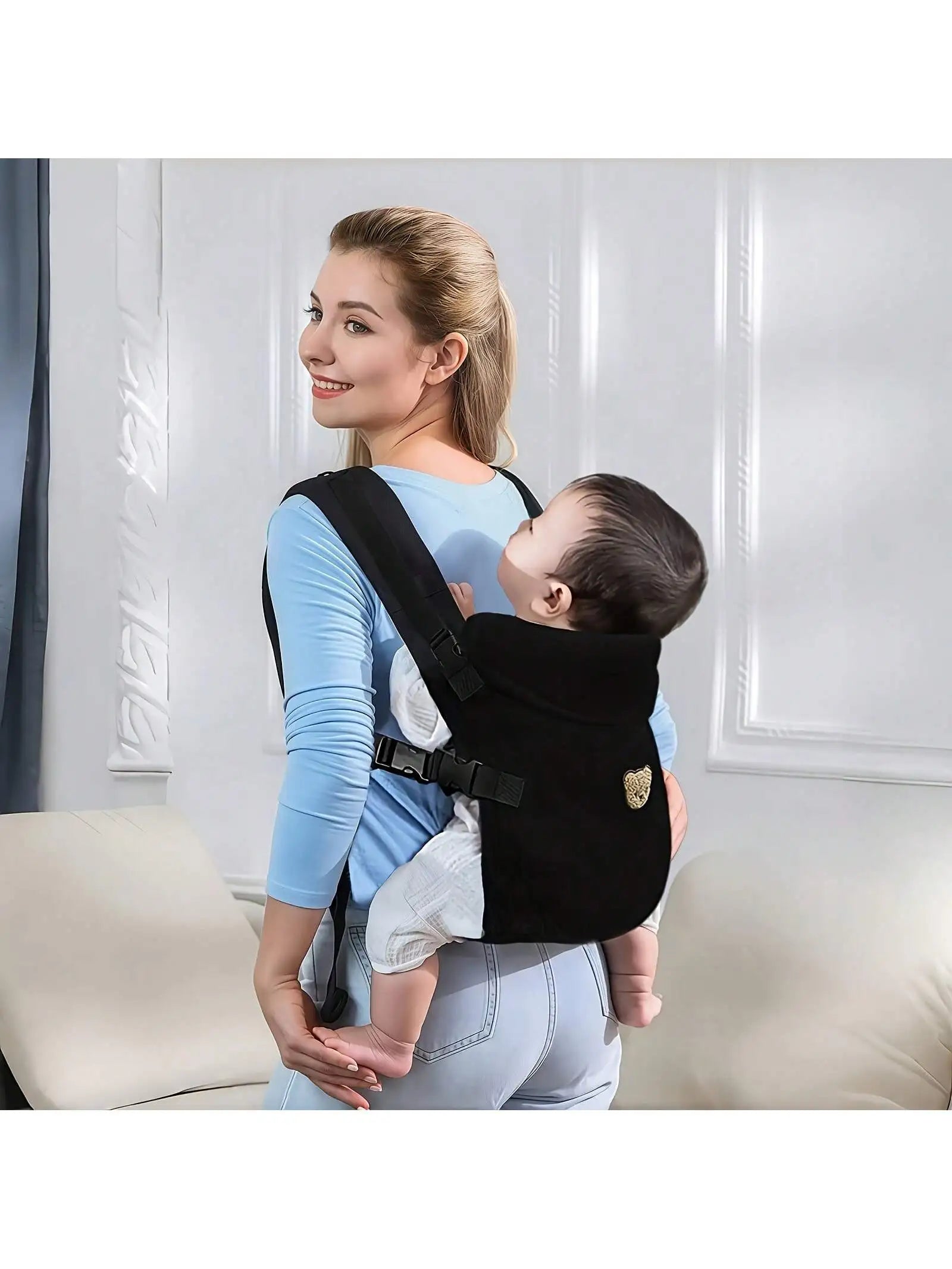Le porte-bebe utilise en portage dorsal pour un enfant plus grand, montrant sa polyvalence au quotidien a la maison.