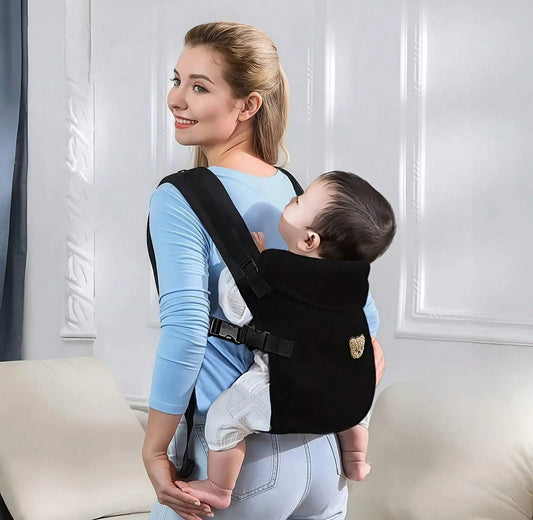 Le porte-bebe utilise en portage dorsal pour un enfant plus grand, montrant sa polyvalence au quotidien a la maison.