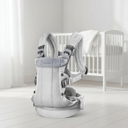 Porte bebe physiologique en maille 3D grise avec bretelles rembourrees et boucles de reglage, ideal pour les journees chaudes.