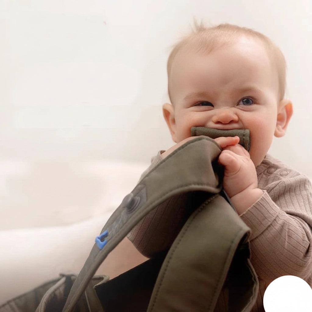 Bebe mordillant le tissu du porte bebe certifie Oeko-Tex Standard 100, garantissant des matieres saines et sans substances nocives.