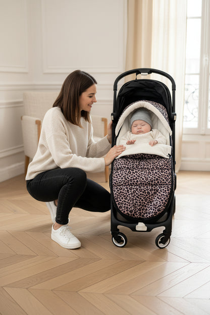 Chanceliere compatible avec la plupart des poussettes et l'ensemble de la gamme Bugaboo, montree ouverte et repliee pour le rangement.