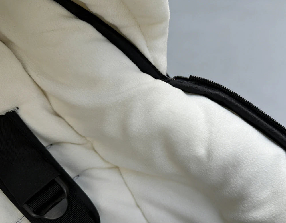 Gros plan sur la doublure polaire moelleuse de la chanceliere qui enveloppe bebe dans une chaleur confortable pendant les sorties.