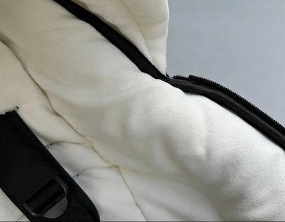 Gros plan sur la doublure polaire moelleuse de la chanceliere qui enveloppe bebe dans une chaleur confortable pendant les sorties.