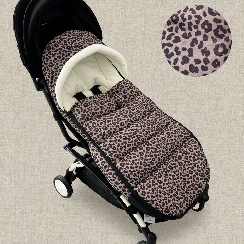 Le tissu exterieur impermeable de la chanceliere protege bebe de la pluie et de l'humidite lors des sorties par mauvais temps.