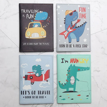 protege-passeport-bebe-traveling-is-fun-fond-noir-dinosaure-en-voiture