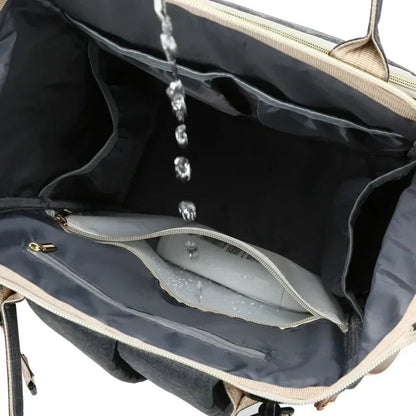 Vue interieure du sac a langer montrant sa doublure impermeable resistante aux liquides, facile a nettoyer en cas de fuite.